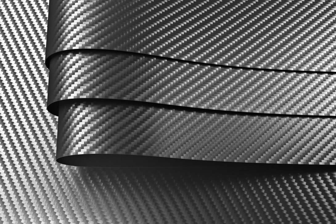 ZÜND 數位切割機在廠內進行碳纖維材料加工作業