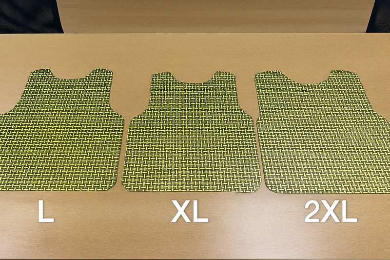 裁切完成的抗彈衣裁片,分別標示 L、XL、2XL 三種尺寸