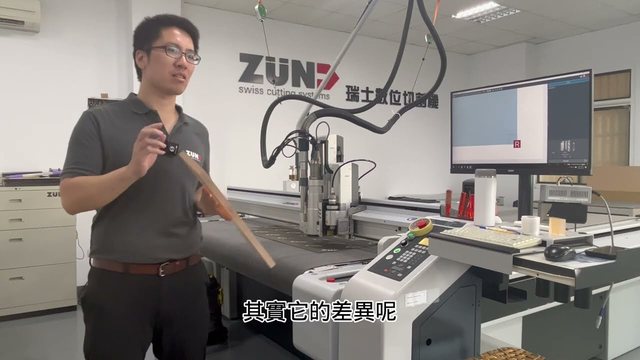 ZÜND 數位切割機以銑刀模組切割厚板壓克力,切面平整無需二次加工
