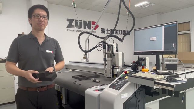 ZÜND 數位切割機以震動刀裁切 EVA 發泡材